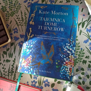 Okładka książki "Tajemnica domu Turnerów" Kate Morton omawianej na majowym spotkaniu DKK