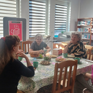 Na zdjęciu uczestniczki spotkania DKK w trakcie rozmowy.