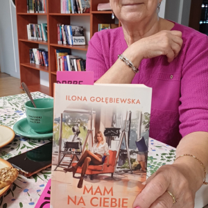 Na zdjęciu Klubowiczka, która w ręku trzyma książke "Mam na Ciebie plan" - Ilony .Gołębiewskiej 