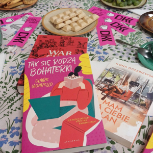 Zdjęcie przedstawia stół na którym leżą książki, z któych Klubowiczki wybrały jedna na kolejne spotkanie.