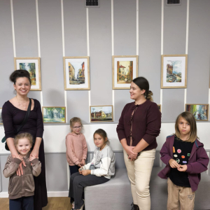 Na zdjęciu uczestnicy wydarzenia na tle obrazów 