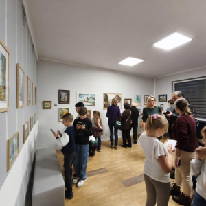 Na zdjęciu uczestnicy wewrnisażu podziwijący prace 