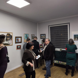 Na zdjęciu uczestnicy ogladający obrazy