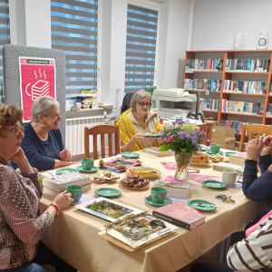 Na zdjęciu widać uczestniczki Dyskusyjnego Klubu Książki siedzące przy stole