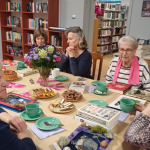 Na zdjęciu widać uczestniczki Dyskusyjnego Klubu Książki siedzące przy stole