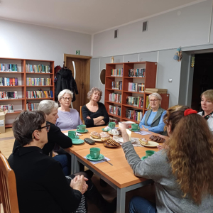 Klubowiczki siedzące przy stole w czasie spotkania dyskusyjnego Klubu Książki