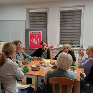 Klubowiczki siedzące przy stole w czasie spotkania dyskusyjnego Klubu Książki