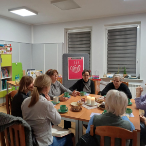 Klubowiczki siedzące przy stole w czasie spotkania dyskusyjnego Klubu Książki