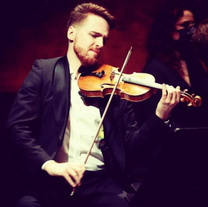 Na zdjęciu Mateusz Makuch- grający pierwsze skrzypce w Urban Quartet