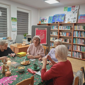 Na zdjęciu trzy panie należące do DKK, rozmawiają na temat wybranej książki. 