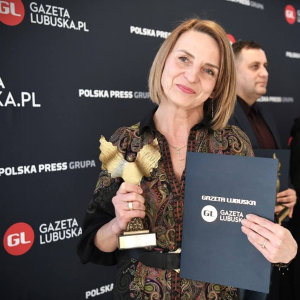 Na zdjęciu Justyna Busler, Dyrektor Biblioteki Publicznej w Torzymiu, trzymająca dyplom oraz statuetkę w kształcie anioła za zajęcie I miejsca w powiecie sulęcińskim w kategorii „Osobowość Roku 2025” w dziedzinie kultura.