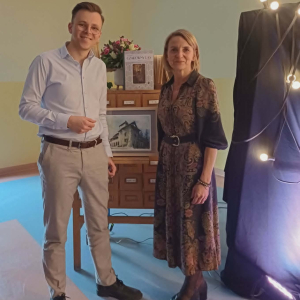 Na zdjęciu widać autora Sławka Gortycha wraz z prowadzącą spotkanie dyrektor biblioteki publicznej w Torzymiu.. W tle znajduje się scenografia wykonana z szafki katalogowej, a pomiędzy nimi obraz przedstawiający schronisko -  podarowany autorowi przez lokalnego artystę Krzysztofa Kieszewicza.