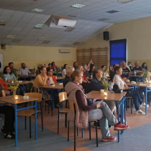 Widok pełnej auli Szkoły Podstawowej w Torzymiu podczas spotkania autorskiego ze Sławkiem Gortychem. Czytelnicy z różnych części województwa licznie wypełnili salę, tworząc wyjątkową atmosferę literackiego wydarzenia.”