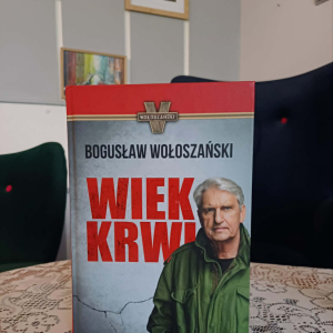 Na zdjęciu książką "Wiek krwi" B. Wołoszański.