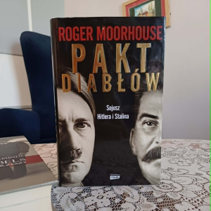 Zdjęcie przedstawia książk " Pakt dibłów" R. Moorhouse