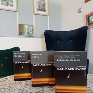Na zdjęciu stoją trzy książki autorstwa S. Cat-Mackiewicza od lewej: "Historia Polski od 11 listopada 1918 do 17 września 1939". "Lata nadziei 17 września 1939-5 lipca 1945", "O jedenastej - opowiada aktor- sztuka jest skończona> Polityka Józefa Becka".