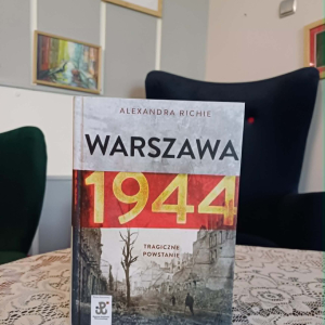 Zdjęcie przedstawia książkę A. Richie "Warszawa 1944. Tragiczne powstanie"