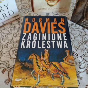 Na stoliku leży książkaN. Davies "Zaginione królestwo".