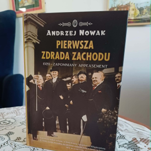 Na zdjęciu na stoliku stoi książka A. Nowaka "Pierwsza zdrada zachodu".