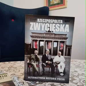Zdjęcie przedstawia ustawioną na stoliku książkę Z. Szczerek "Rzeczpospolita zwycięska. Alternatywna historia Polski".