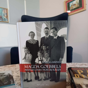 Na zdjęciu książka A. Klaubunde "Magda Goebbels. Pierwsza dama Trzeciej Rzeszy" 