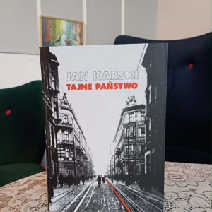 Na zdjęciu stoi ksiązka o tytule "Tajne państwo" J. Karskiego