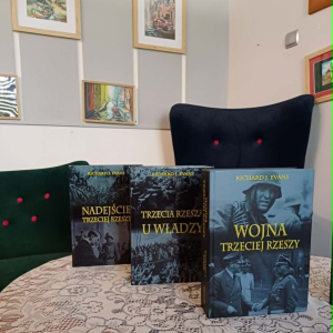  Zdjęcie przedstawia trzy książki autorstwa R.J. Evans, od lewej: "Nadejście trzeciej Rzeszy", "Trzecia Rzesza u władzy", "Wojna Trzeciej Rzeszy".