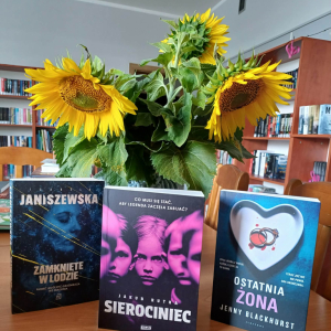 Zdjęcie przedstawia trzy książki odprawej:"Ostatnia żona"- Jenny Blackhurst," Sierociniec:"-Jakub Rutka,"Zamknięte w lodzie"- Izabela Janiszewska