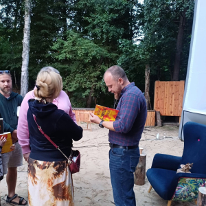 Wojciech Chmielarz podpisuje książki czytelniczkom.