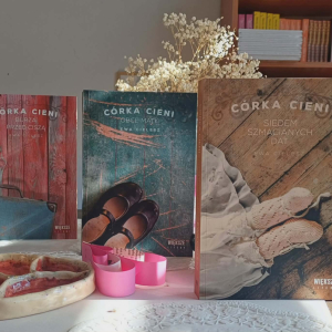 Zdjęcie przedstawia sagę "Córka cieni" Ewy Cielesz