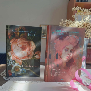 Na zdjęciu widzimy dwie książki autorstwa Ann Patchett. Patrząc od strony lewej "Dziedzictwo" i"Święta patronka kłamców"