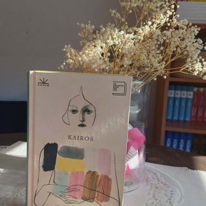 Na zdjęciu ksiażka w pastelowych odcieniach pt"Karios" Jenny Erpenbeck