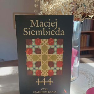 Zjęcie przedstawia książkę Macieja Siembiedy z cyklu Z jakubem Kaniąo tytule"444"