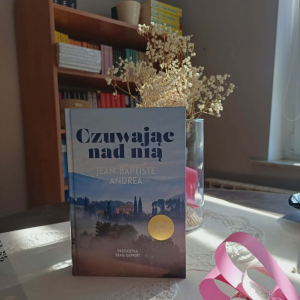 Na zdjęciu widzimy książke Jean-Baptiste Andrea w przełożeniu Beaty Geppert pt."Czuwając nad nią" 