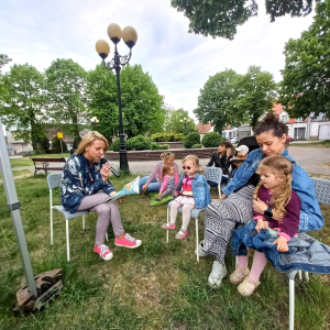 Promocja Czytelnictwa - Kiermasz książki i czytanie "Pod chmurką"