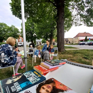 Promocja CZytelnictwa - Kiermasz książki i czytanie "Pod chmurką"