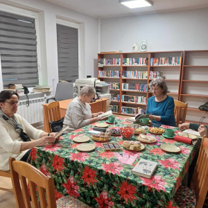 Na zdjeciu uczestnikczki klubu w trakcie spotkania DKK