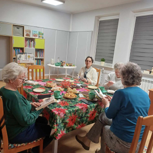 Na zdjeciu uczestnikczki klubu w trakcie spotkania DKK