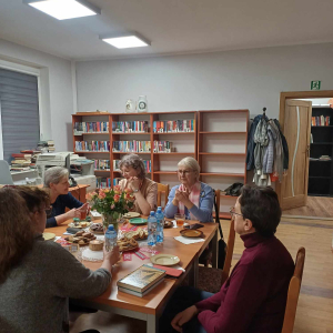 Na zdjeciu uczestnikczki klubu w trakcie spotkania DKK