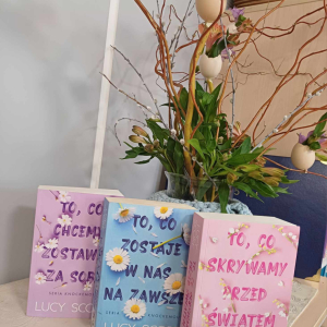 Na zdjęciu trzy książki Lucy Score "To co skywamy przed światem", "To co zostaje w nas na zawsze", "To co chcemy zostawić za sobą"