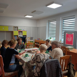 Na zdjeciu uczestnikczki klubu w trakcie spotkania DKK