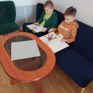 wizyta uczniow klasy pierwszej szkoły podstawowej w bibliotece