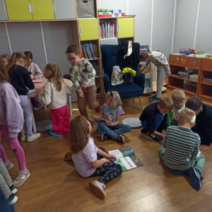 wizyta uczniow klasy pierwszej szkoły podstawowej w bibliotece