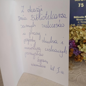 kartka z życzniami od uczniów z okazji Dnia Bibliotekarza