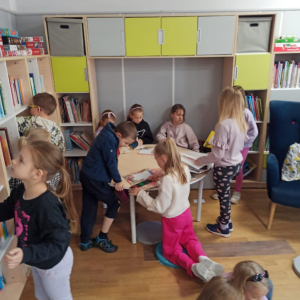 wizyta uczniow klasy pierwszej szkoły podstawowej w bibliotece