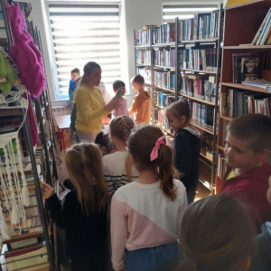 wizyta uczniow klasy pierwszej szkoły podstawowej w bibliotece