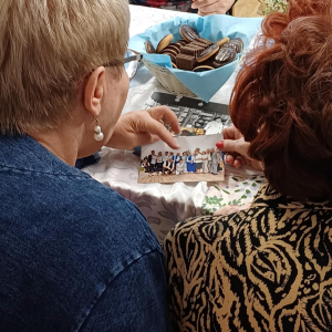 Kolejne panie, które również ogladaja stare zdjecia zastanawiając się kto na n ich jest,