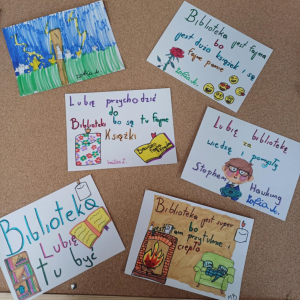 Na zdjęciu 5 stron zaprojektowanych przez uczestnmika waresztatów z krótkimi zdaniami opisujacymi za co dzieci liubia biblioteke. 