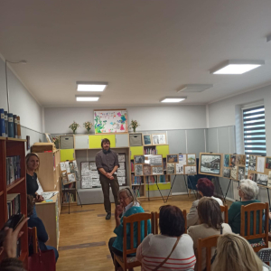 Wystawa prac Pawła Mielczarka. Autor mówiący do zgromadzonych osób