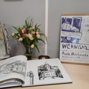Wystawa prac Pawła Mielczarka. Plakat-zaproszenie na wernisaż i album zatytułowany "Dziady, pstrągi i pociągi czyli pamiętnik rysunkowy Pawła M."